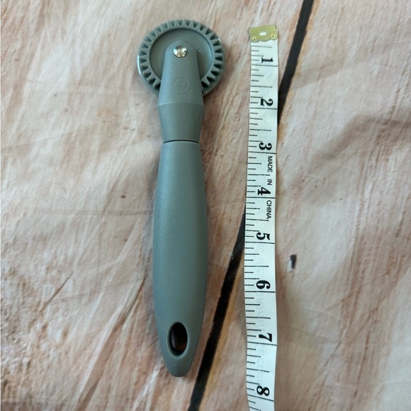 Pampered Chef Dough Crimper Pastry Sealing Wheel Pasta Cutter Kitchen Gadget - Picture 1 of 2